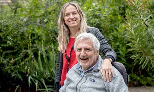 Francisco Dittborn y su hija Manuela, en el sector del bosque del Museo Taller, el pasado 9 de octubre. 