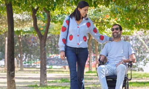 Pepe pasea junto a su mujer por un parque de la ciudad. / José Luis Montero